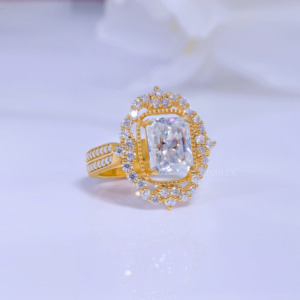 Anillo de Compromiso de Moissanita Chapado en Oro, Corte Esmeralda, Engaste Pavé, Anillo de Cóctel, Joyería de Moda Glam para Mujer - Product Image 4