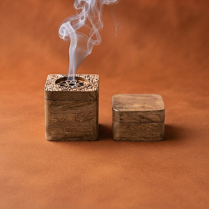 Boîte en bois pour encens arabe avec couvercle sculpté complexe et étui de rangement assorti, idéale pour une relaxation aromatique - Product Image 1