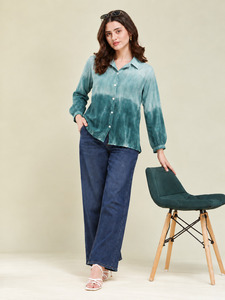 Camisa de mujer con botones y cuello extendido, de manga larga, con estampado tie-dye en color verde azulado, estilo casual. - Product Image 5