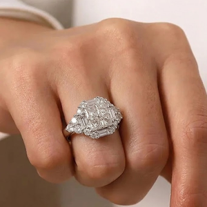 Bague de fiançailles et de mariage pour femme en or blanc 18 carats avec diamant véritable taille princesse, petit grappe de diamants, design populaire, haute qualité, délai de livraison court - Product Image 1