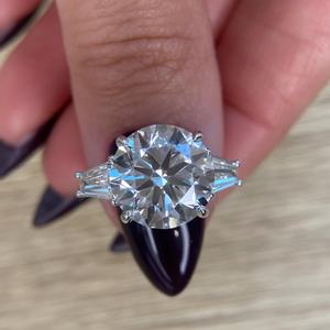 Anillo de Compromiso Solitario Moderno de Oro de 18K con Diamante Cultivado en Laboratorio de Corte Redondo de 10 Quilates |   Joyería de Lujo para Bodas - Product Image 4