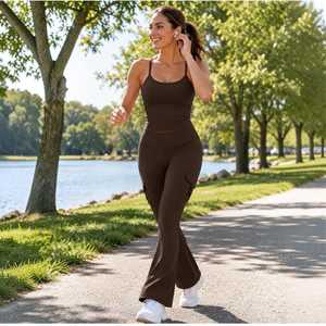 Ensemble de yoga 2 pièces pour femme : débardeur à fines bretelles et pantalon cargo évasé à poches, très extensible, sans couture sur le devant, pour le sport et l'entraînement - Product Image 2