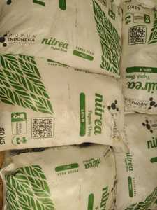 Fertilizante de urea Pupuk Indonesia Nitrea 50 kg 46% N en gránulos de liberación rápida para uso agrícola - Product Image 1