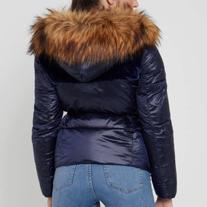 Veste d'hiver matelassée pour femme OEM avec capuche en fourrure, design décontracté et respirant, motif uni, manteau bouffant pour femme - Product Image 5