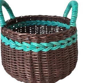 Panier en rotin marron et turquoise distinctif avec bordure tressée et poignées, bac de rangement tissé à la main, organisateur décoratif pour la maison - Product Image 4