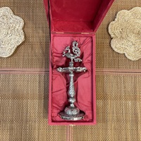 Artisanat en métal, paon plaqué argent SAMAI / DIYA avec boîte en velours