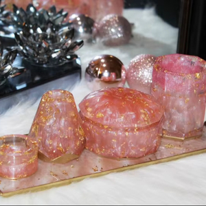Juego de Accesorios de Baño de Resina Ecológica Hechos a Mano con Bandeja, Taza y Portavasos Pintados a Mano en Rosa y Dorado - Product Image 1