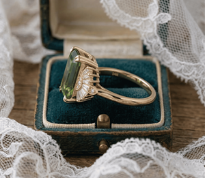 Anillo de compromiso de lujo con circonitas VVS de corte esmeralda clásico, estilo bailarina vintage y engaste de racimo. - Product Image 3