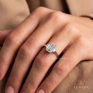 Bague de fiançailles classique à trois pierres en diamant taille émeraude, avec pierre latérale Cadillac, diamant de laboratoire, or blanc, certifiée IGI - Product Image 3