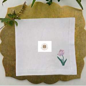 Servilleta de lino con bordado de tulipanes, de aspecto moderno y elegante, realza la decoración minimalista de mesas de comedor y eventos. - Product Image 1