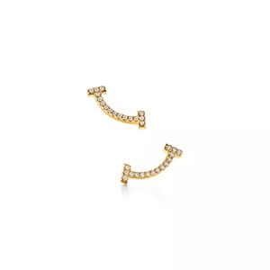 ต่างหูแบบโค้งรูปตัว T ประดับเพชรทรงกลมที่เพาะเลี้ยงในห้องปฏิบัติการ - Product Image 1