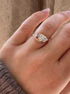 Bague de fiançailles et de mariage en diamant de laboratoire taille poire, certifiée IGI, avec accent ondulé, solitaire pour femme, sertie sur les côtés, en or 14K - Product Image 5