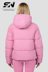 เสื้อแจ็คเก็ตพัฟเฟอร์แบบมีฮู้ดสำหรับผู้หญิง ไซส์พลัส บุใยโพลีเอสเตอร์ 80% กันน้ำ ระบายอากาศได้ดี แบบยูนิเซ็กซ์ สั่งทำขายส่งได้ - Product Image 5