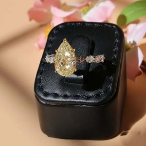 Anillo de Diamante Amarillo Corte Pera con Piedras Laterales Marquise en Oro Amarillo Sólido, Anillo de Compromiso Único, Joyería Nupcial de Lujo, Regalo - Product Image 1