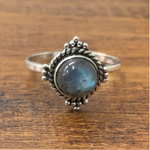 Anillo Boho Chic con Labradorita Azul Fuego, Estilo Minimalista, Plata 925, Joyería Fina - Product Image 3