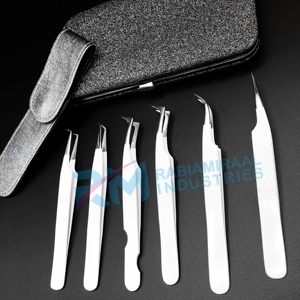Pinza para Pestañas RMI Negra Antimagnética con Punta Plateada Recubierta de Polvo Blanco, Punta Lisa de Acero Inoxidable, Longitud de 10 mm, Perfecta - Product Image 4