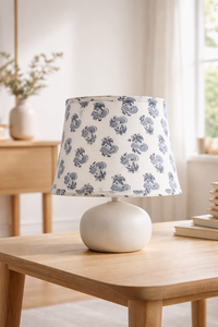 Abat-jour plissé imprimé à la main pour éclairage décoratif intérieur, motif floral bleu côtier, moyen, 4 po (haut) x 6 po (bas) x 5 po (profondeur) - Product Image 2