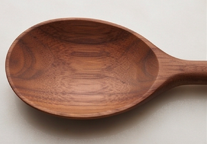 Ensemble de fourchettes et cuillères à salade en bois artisanal avec manches en métal gravées or, design minimaliste, couverts pour la restauration - Product Image 2