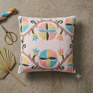 Housse de coussin carrée décorative en coton brodé floral style bohème, lavable, design fait main – Grande Vente - Product Image 3