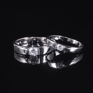 Bague de fiançailles en platine avec diamant rond, sertissage classique à griffes, bijoux fins unisexes - Product Image 1