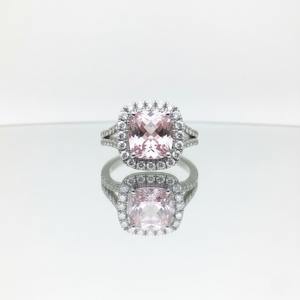 แหวนหมั้นเงินแท้ 925 ประดับมอร์แกไนต์สีชมพูอ่อนธรรมชาติ เพชร CZ ดีไซน์มินิมอลแบบช่องฝัง รับรองโดยผู้เชี่ยวชาญ ของขวัญแต่งงาน - Product Image 3