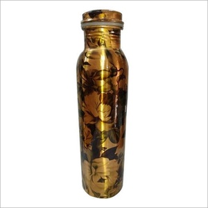 Botella de agua reutilizable de cobre con acabado martillado, portátil, para viajes, con tapa, diseño moderno. - Product Image 2