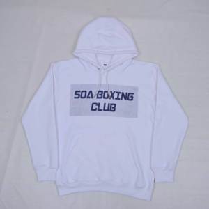 Sudadera con Capucha de Alta Calidad con Logotipo Personalizado, Fabricada en Negro con Impresión DTF Frontal y Mangas Largas para Hombre - Product Image 3