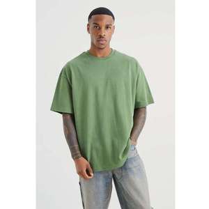 Camiseta de algodón oversize para hombre, con hombros caídos, cuello simulado, corte holgado, estilo casual y urbano. - Product Image 4
