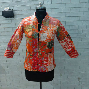 เสื้อแจ็คเก็ตผ้าควิลท์ปักลายดอกไม้แบบสั่งทำพิเศษ ดีไซน์หรูหราสไตล์กันตะ งานแฮนด์เมด ผ้าปะต่อแบบสบายๆ และมีสไตล์เหนือกาลเวลา - Product Image 1