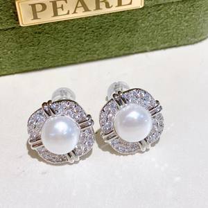 Pendientes Populares de Plata S925 con Aguja de Plata y Perla de Agua Dulce con Color Inyectado en Oro de 14K - Product Image 4