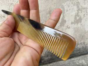 Peine de cola de rata hecho a mano con cuerno natural de búfalo y acabado antiestático para un peinado suave y un separado preciso. - Product Image 6