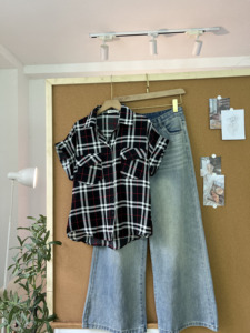 Chemisier d'été décontracté à carreaux pour femme L842, coupe ample et oversize, à manches courtes, boutonné, avec poches à rabat - Product Image 5