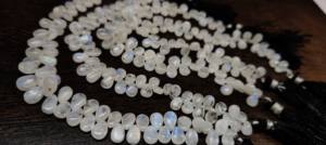 Cuentas de Piedra Lunar Arcoíris Blanca Natural, Forma de Pera, Lisas, Hebras de 8 Pulgadas de Largo - Product Image 3