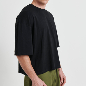 เสื้อยืดครอปสตรีทแวร์ผ้าฝ้ายถักคุณภาพสูง 100% สีดำล้วน ดีไซน์สั่งทำพิเศษสำหรับผู้ชาย - Product Image 1