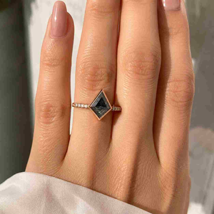 แหวนหมั้นเพชรทรงปรินเซสคัท แฟนซี วิวิด ชุบทอง 14K เพชรเลี้ยงในห้องปฏิบัติการ รับรองโดย IGI สำหรับผู้หญิง - Product Image 2