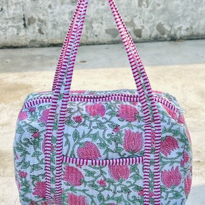 Sac de voyage mini matelassé en coton fait main avec imprimé blocs tendance, poignées robustes, spacieux, léger et idéal pour les escapades de week-end - Product Image 1
