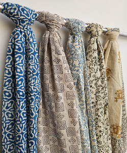 Fournisseur en gros de paréos et sarongs en coton imprimé à la main, foulards de plage, vêtements de vacances, couvre-maillots de bain et foulards pour femmes - Product Image 3