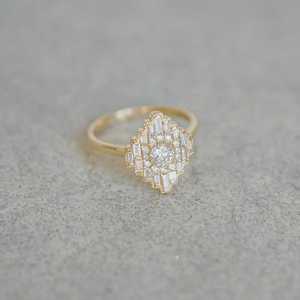 Anillo de Diamantes Redondos Baguette Vintage de Oro Sólido de 14K Personalizado, Fabricante de Joyería de Diamantes CVD HPHT de Alta Calidad para Aniversario - Product Image 3