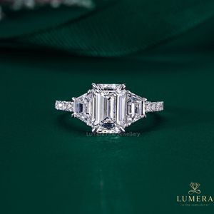 Bague de fiançailles Lumera en diamant taille émeraude, style classique en platine, certifiée IGI, bijoux fins pour femmes - Product Image 2