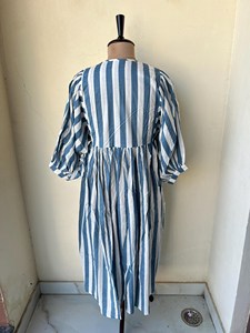 Robe midi en coton à imprimé rayé bleu bohème pour femmes, col noué, manches bouffantes, robe décontractée ample pour l'été - Product Image 2