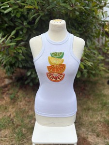 Top sin mangas con cuello halter y espalda abierta de algodón Dusty Butti con almohadilla extraíble, top corto casual de punto cruzado con borlas - Product Image 3