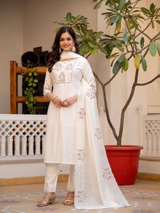 Elegante Conjunto de Traje de Seda de Mango y Viscosa Bordado para Mujer |   Kurti Premium para Fiestas con Dupatta |   Fabricante OEM - Product Image 3