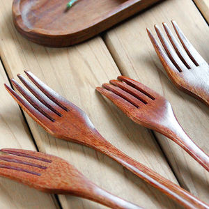 Ensemble de fourchettes en bois - Écologiques, durables, pour les fêtes et les dîners, ustensiles de table en bois au meilleur prix, fabriquées à la main par un fabricant de fourchettes en bois. - Product Image 4