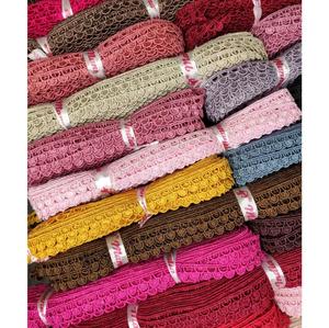 Encaje de algodón y poliéster de colores, longitud y diseños personalizados disponibles, encaje elegante para ropa, bolsos, calzado, diseño de encajes al por mayor. - Product Image 1