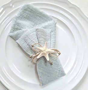 Anneau de serviette en bois blanc style étoile de mer, idéal pour les restaurants pour créer une table élégante et bien rangée, provenant d'Inde. - Product Image 2
