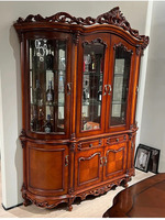 Vitrine artisanale en bois massif de style français antique avec sculptures ornées et panneaux en verre pour salon ou hôtel