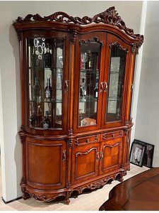 Vitrine demi-ronde Armand de style français, ornée de sculptures en bois et de panneaux en verre, pour une utilisation intérieure dans le salon. - Product Image 4