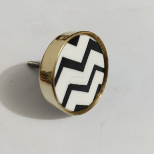 Precio al por mayor, perillas de puerta de armario de resina grabadas con flores, tirador de acero de latón para tocador, armario, cajón, muebles en India - Product Image 2