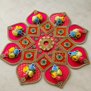 Tapis Rangoli floral rose fait main avec des fleurs artificielles et des motifs miroir dorés, décoration pour Diwali, mariage, Puja - Product Image 6