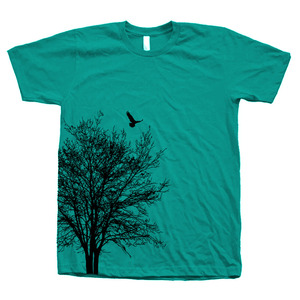 Camiseta unisex morada con cuello redondo, manga corta, 100% algodón, estampado de árbol y pájaro en la parte delantera, para todas las estaciones, corte regular, estilo urbano moderno. - Product Image 6